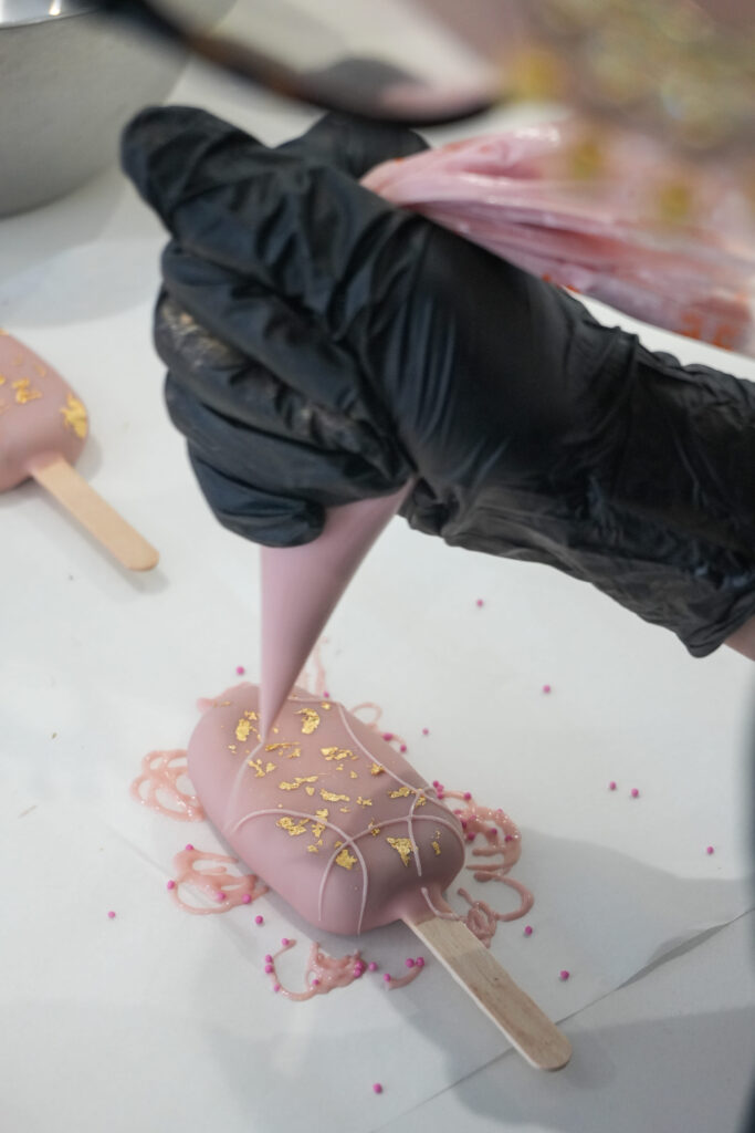 Un magnum dans le labo de la Patisserie de Claire au Havre