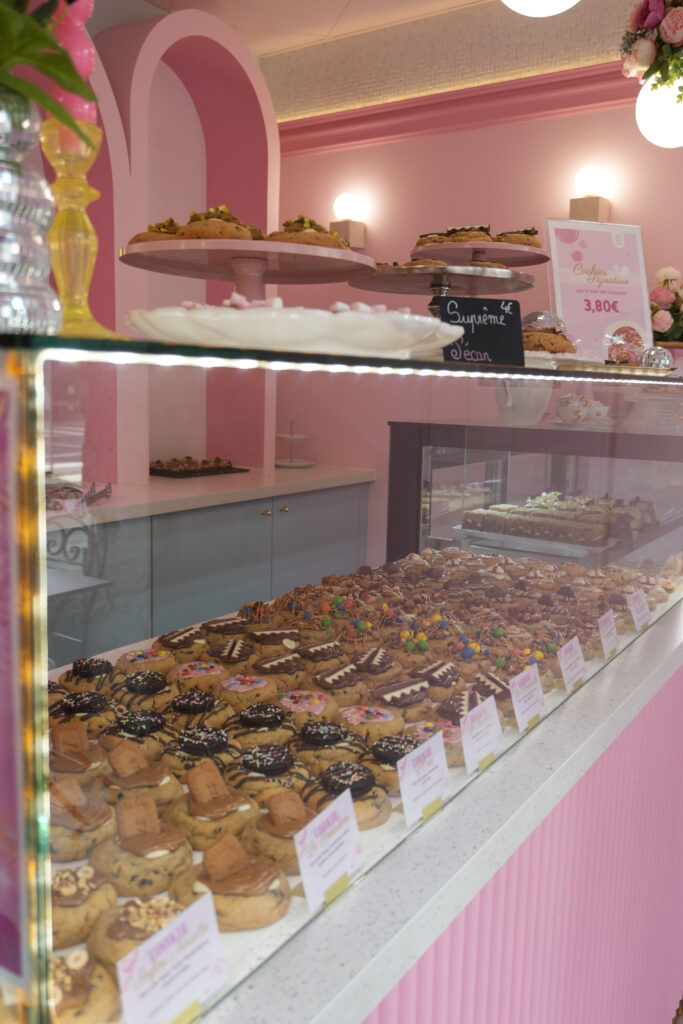 Une vitrine dans la boutique de la Patisserie de Claire au Havre