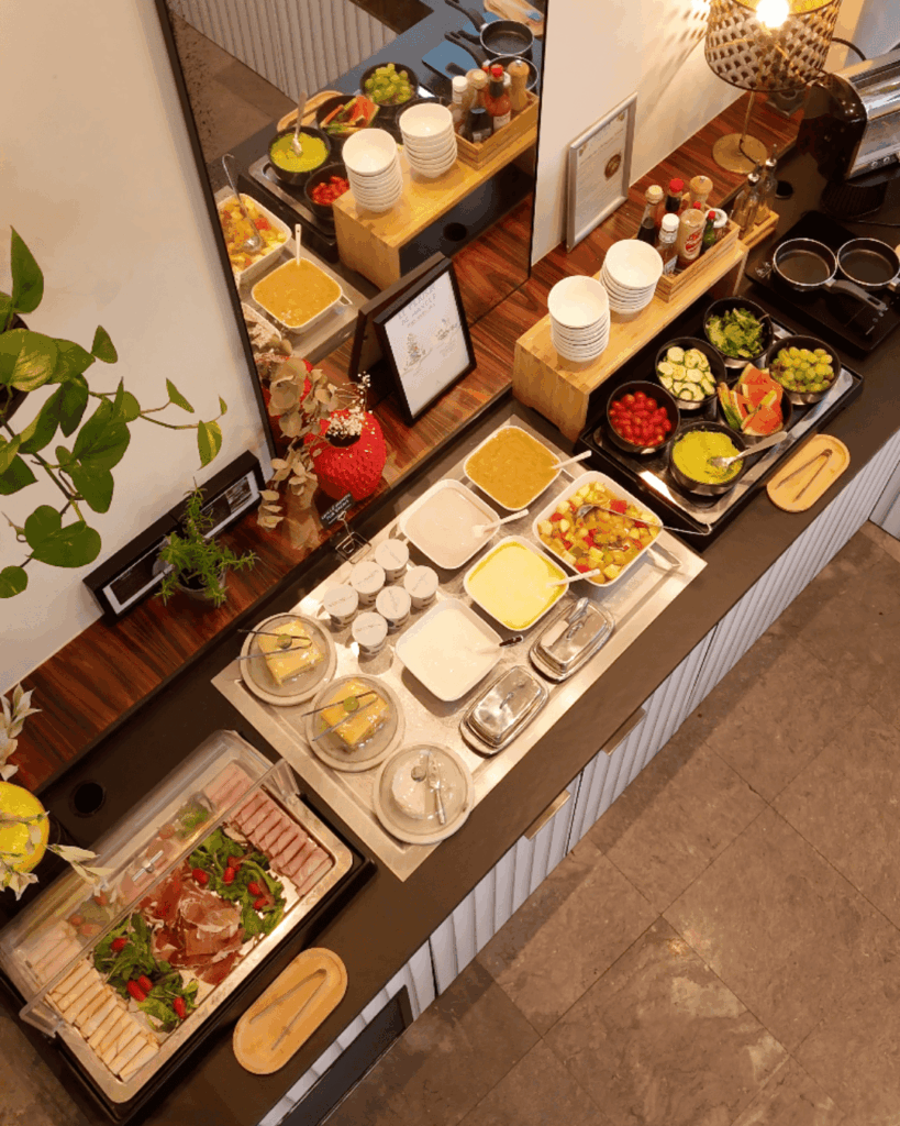 petit dejeuner de l'hotel plaza à biarritz