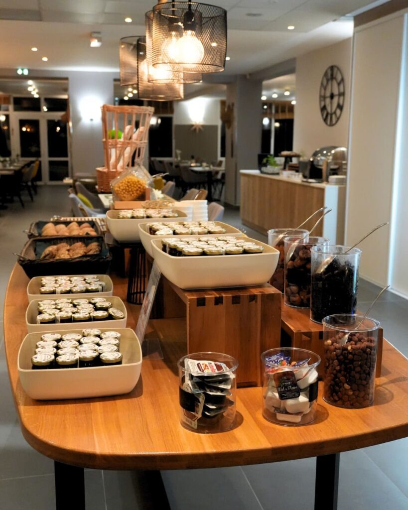 petit dejeuner de l'hotel les terrasses à anglet