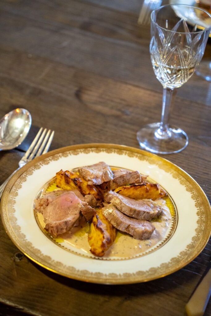 Le plat préparé Le dressage d'une par le chef Yann pendant une prestation de chef à domicile avec Rédélifa