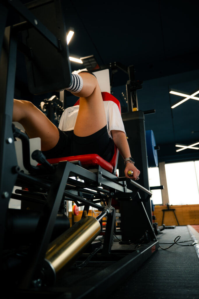 La presse à jambes permet un travail ciblé et efficace du bas du corps dans un environnement professionnel. Rebirth, Cesson-Sevigne.