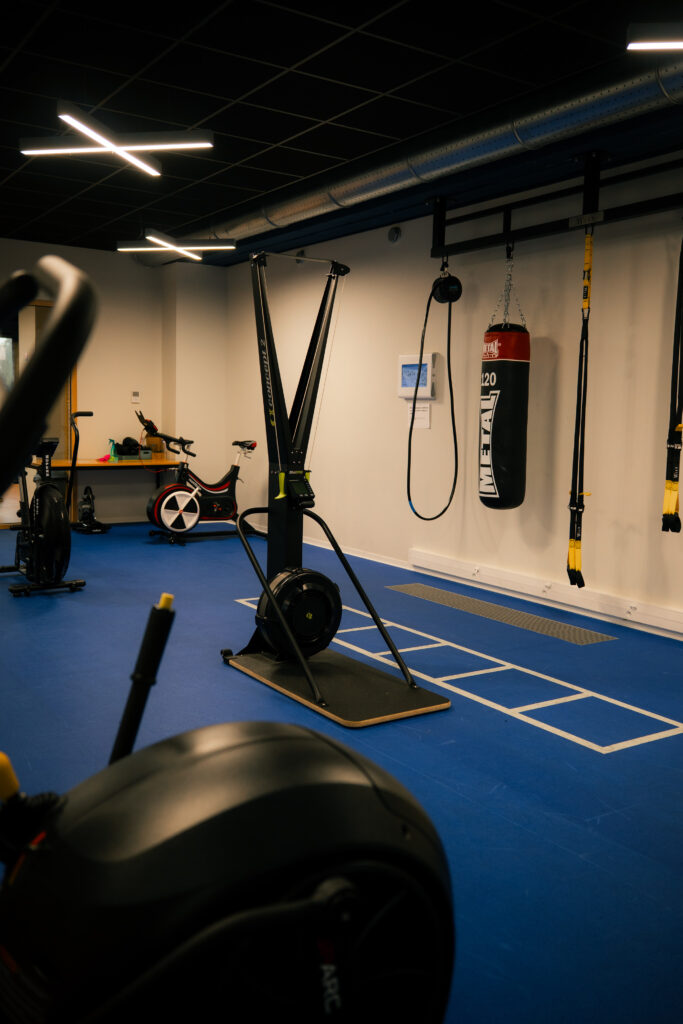 Une salle d’hypoxie dédiée à l’entraînement en altitude pour améliorer endurance et performances. Rebirth, Cesson-Sevigne.