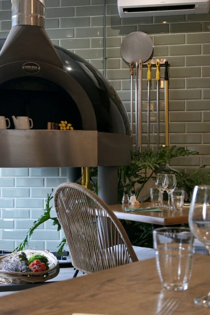 Première salle du restaurant traditionnel Périgourdin, Le Batelier, à Arès.