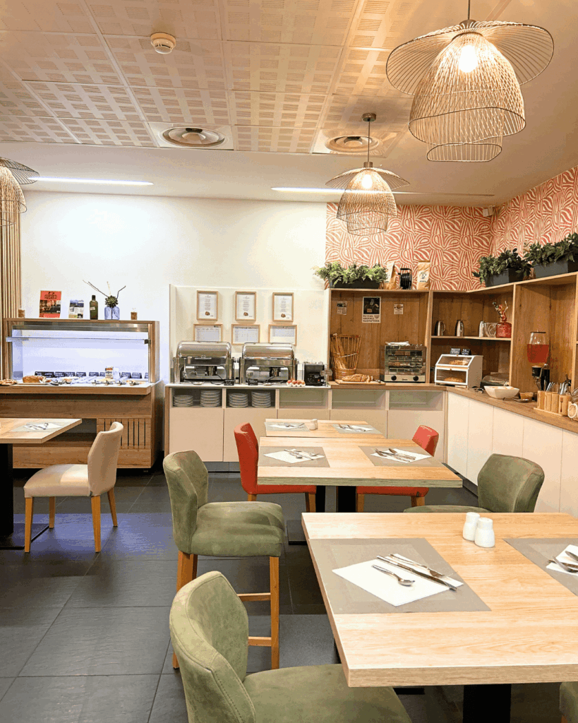 salle du petit dejeuner de l'hotel le bayonne a bayonne