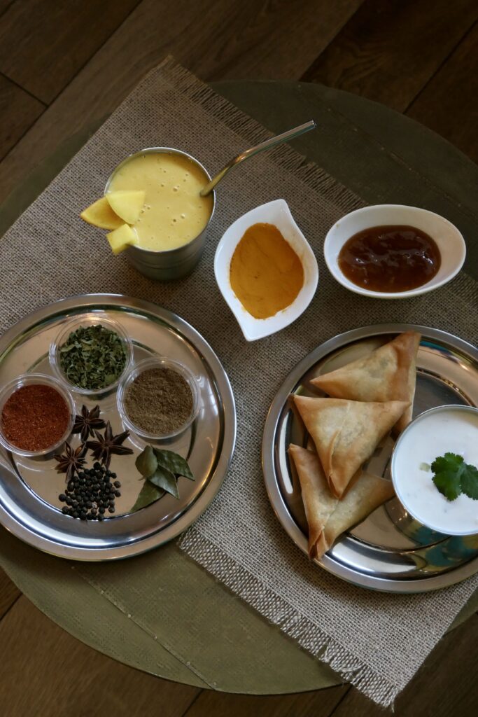Épices et Samosas du Resto Indien à La Teste-de-Buch, établissement de cuisine indienne à emporter aux Miquelots.