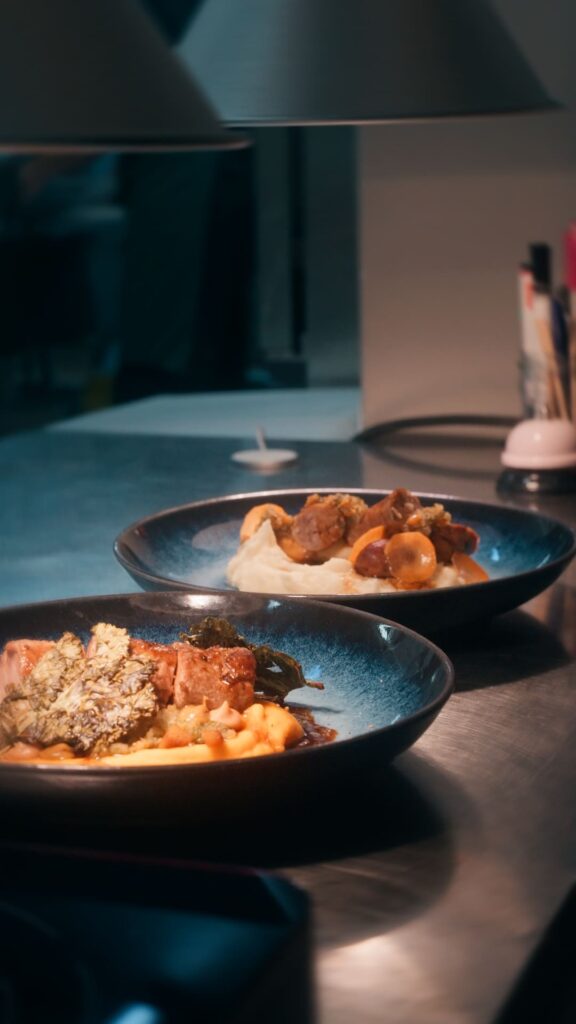 Le dressage des assiettes du restaurant Sème