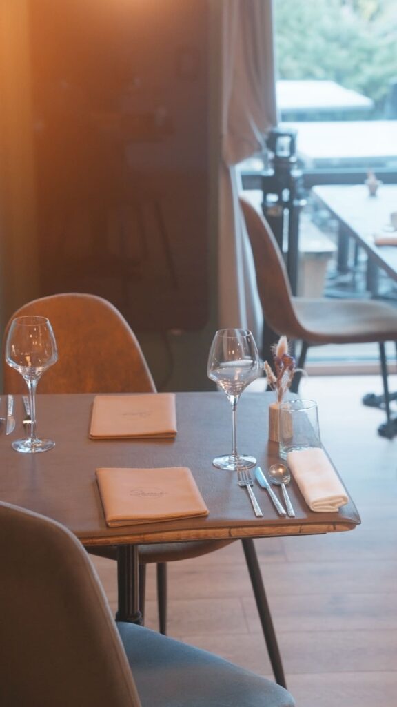 Un table de la salle intérieur du restaurant Sème
