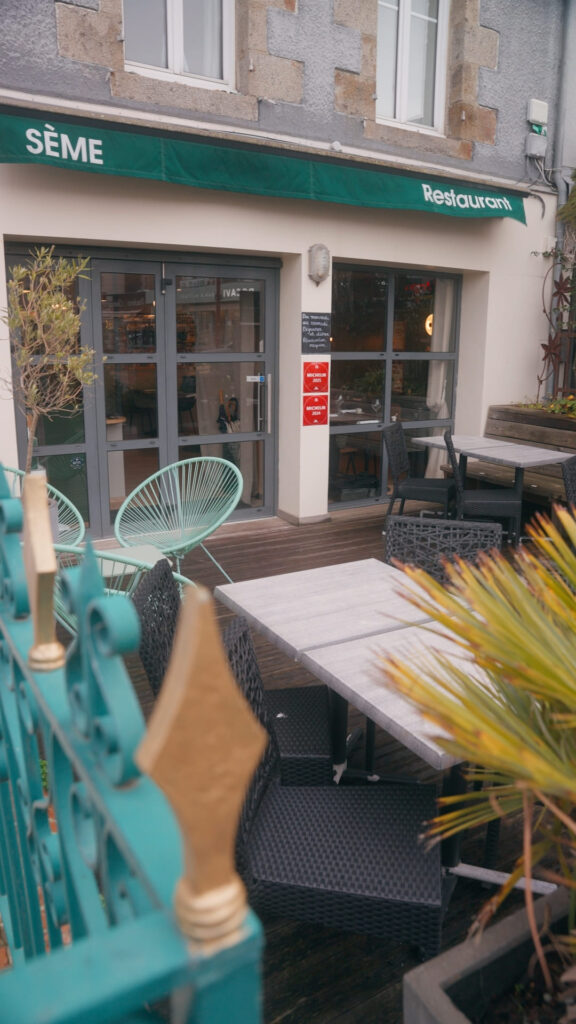 La terrasse et l'entrée du restaurant Sème