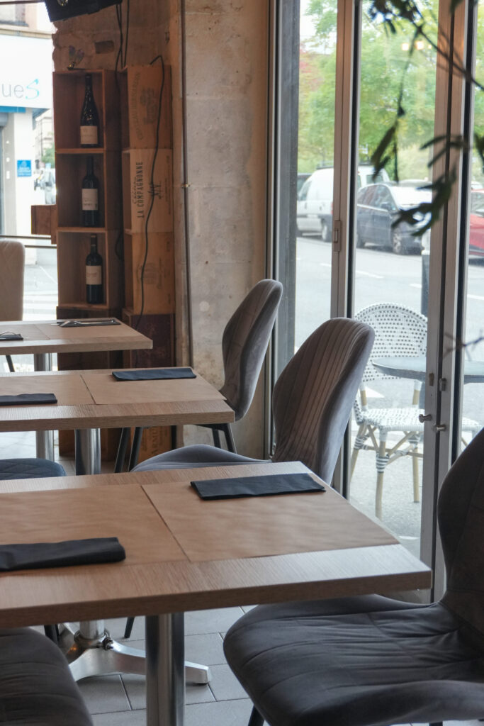 Des tables au restaurant Spud Bencer au Havre