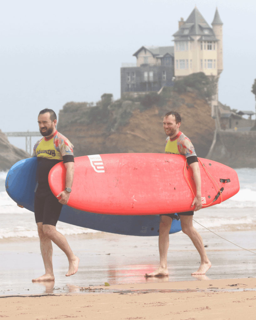 surfeurs de l'école de surf lagoondy à biarritz