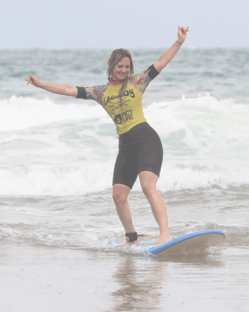 surfeuse de l'école de surf lagoondy à biarritz