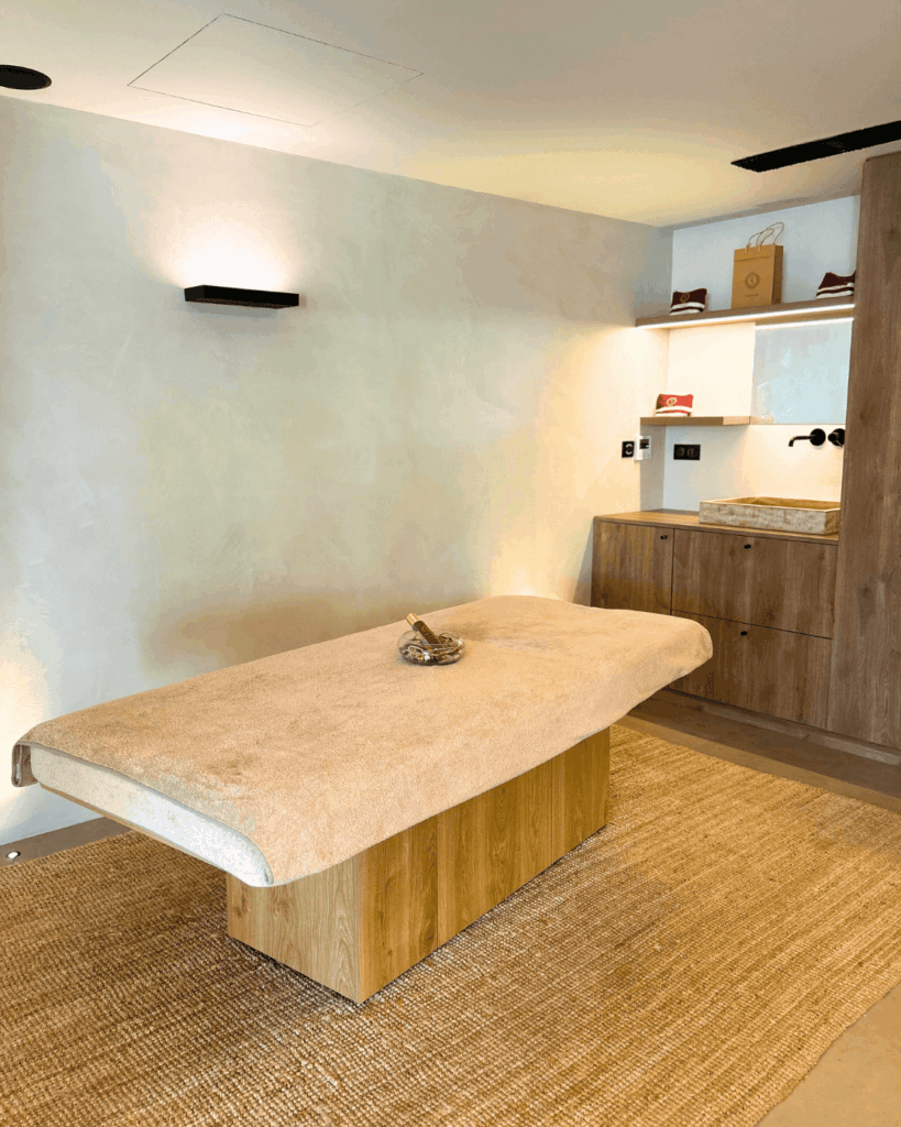 table de massage au spa oppocalm à ainhoa