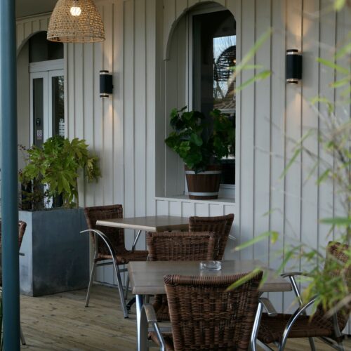 Terrasse abritée du restaurant traditionnel Périgourdin, Le Batelier, à Arès.