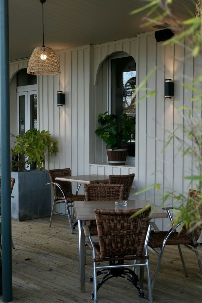 Terrasse abritée du restaurant traditionnel Périgourdin, Le Batelier, à Arès.