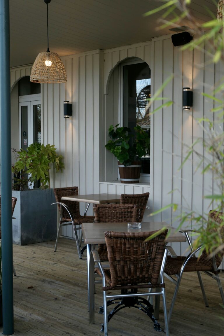 Terrasse abritée du restaurant traditionnel Périgourdin, Le Batelier, à Arès.