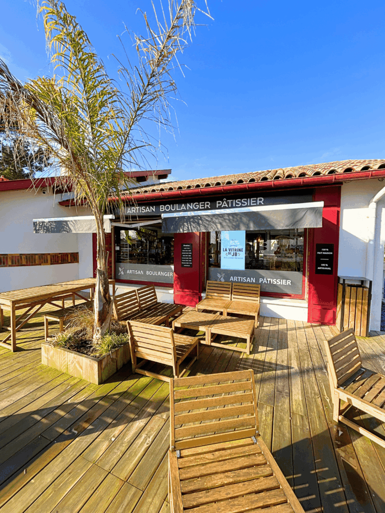 terrasse de la vitrine de jb boulangerie à tarnos