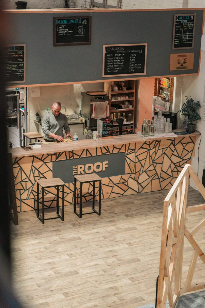Un bar chez l'activité d'escalade de bloc The Roof au Havre