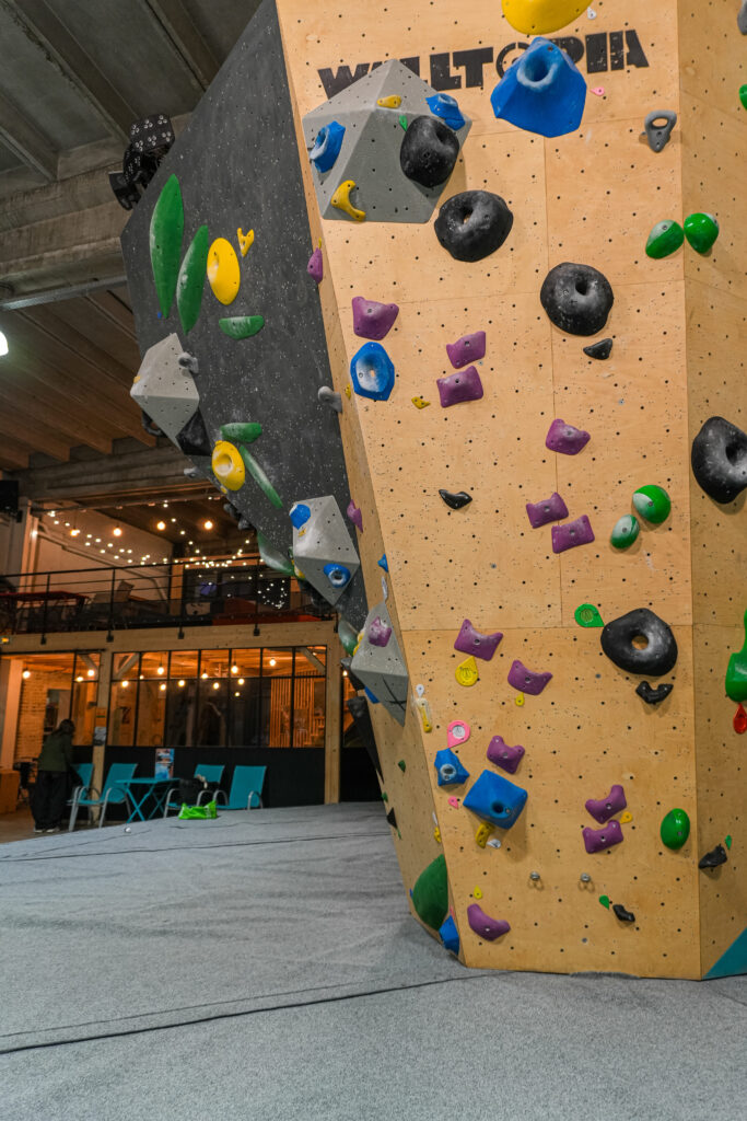 Un bloc de l'activité d'escalade de bloc The Roof au Havre
