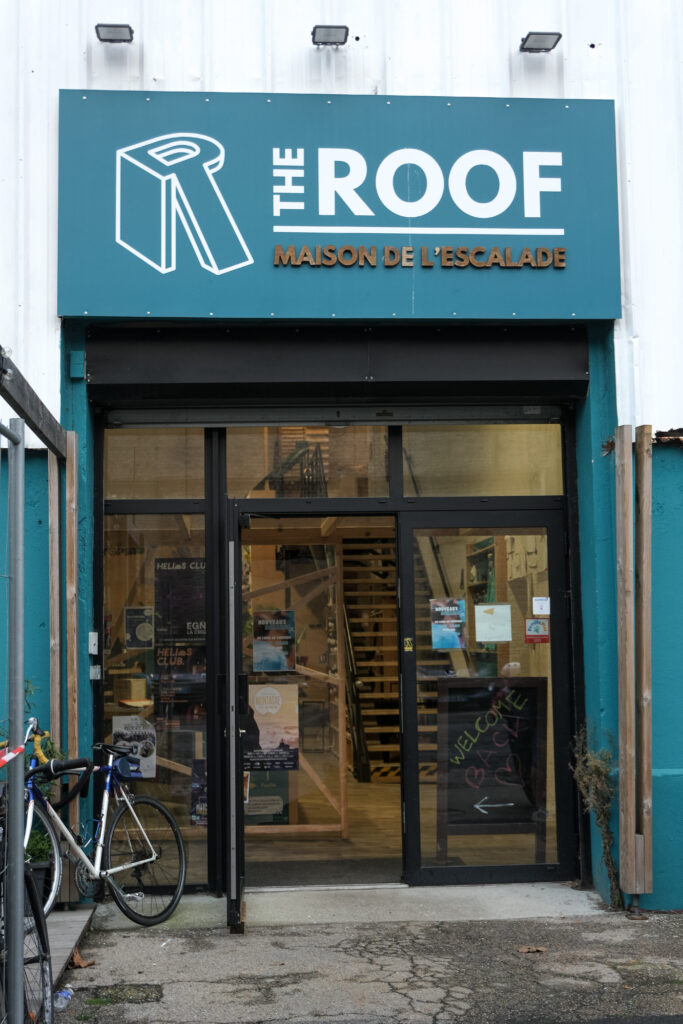 Une devanture de l'activité d'escalade de bloc The Roof au Havre