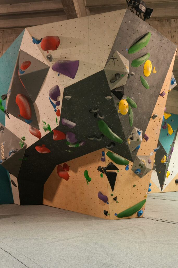 Un mur de l'activité d'escalade de bloc The Roof au Havre