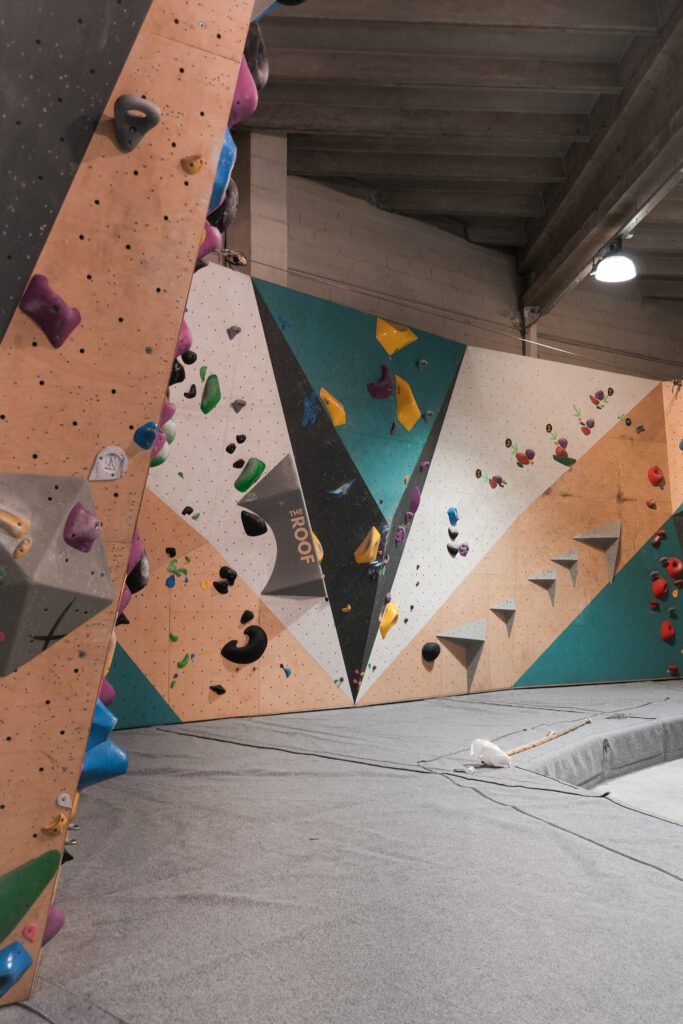 Un mur de l'activité d'escalade de bloc The Roof au Havre