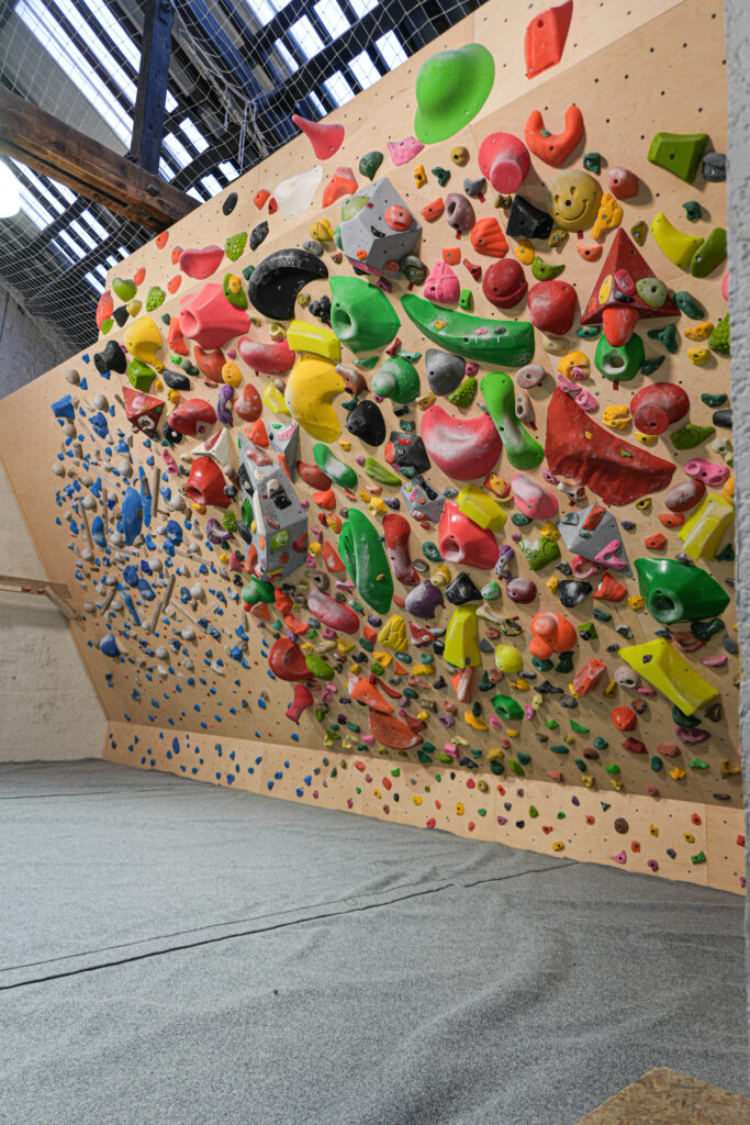 Un mur de l'activité d'escalade de bloc The Roof au Havre