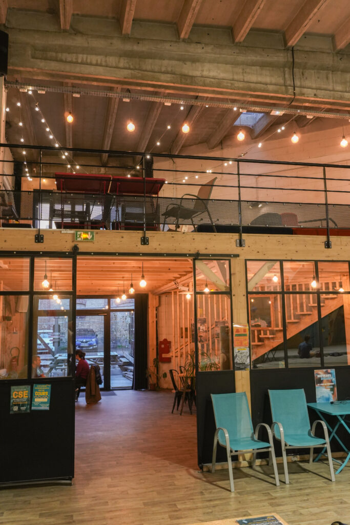 Un salon chez l'activité d'escalade de bloc The Roof au Havre