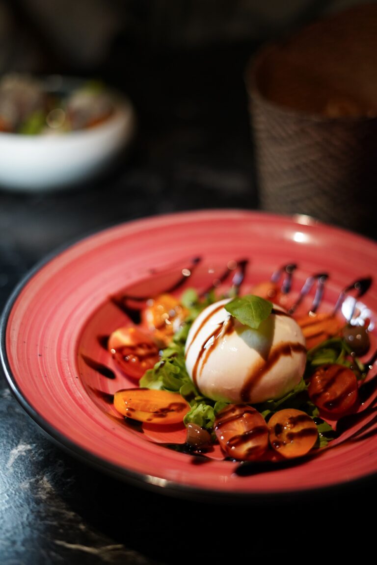 Burrata avec tomates dans une assiette de chez Viaggio à Orléans