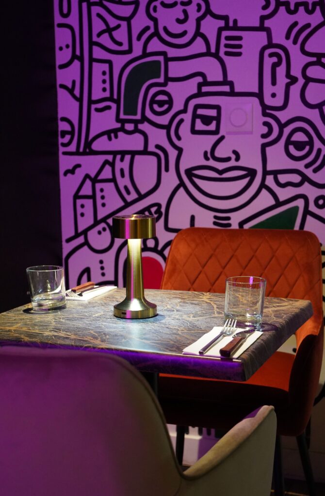 Table pour deux personnes avec fresque chez Viaggio à Orléans