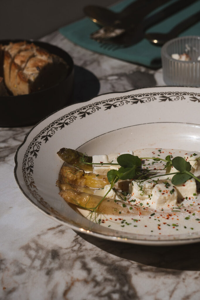Asperges locales à la crème de chaource