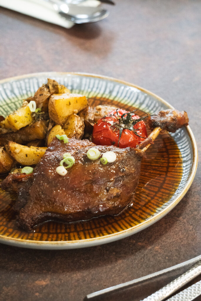 Cuisse d'agneau confite à La Malle aux Saveurs