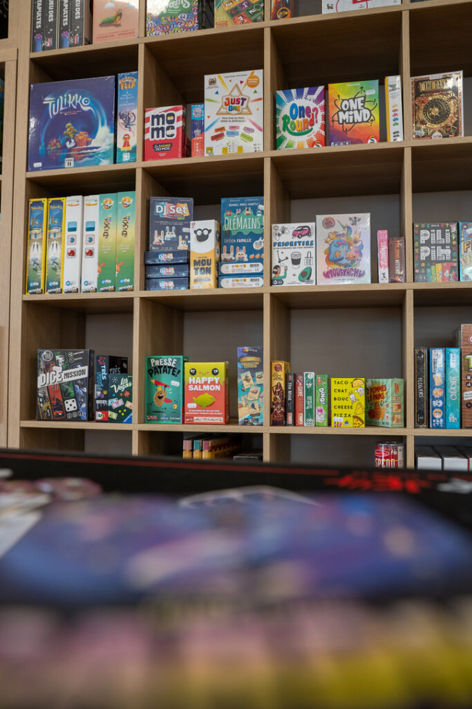 Chez Ô Barjeux, on peut tester un tas de jeux de société, et même en acheter