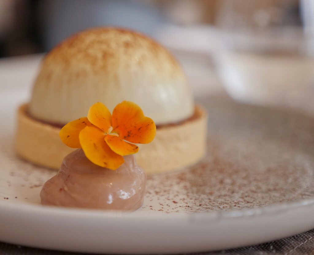 le dessert : tartelette poire pochée avec crémeux chocolat au lait chez le p'tit Lu à Nancy