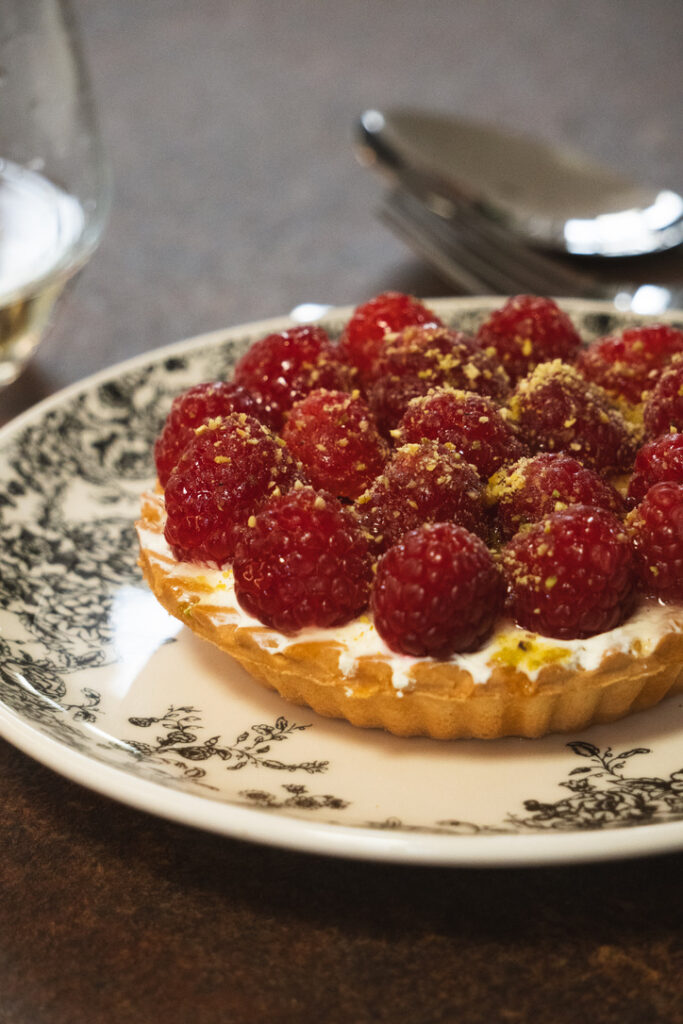 La tarte aux framboises fait partie des desserts proposés à La Malle aux Saveurs