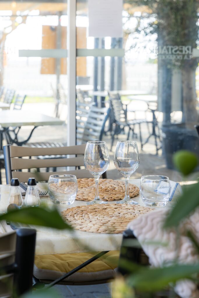 Une table de la Bouroune du Grau à Gruissan