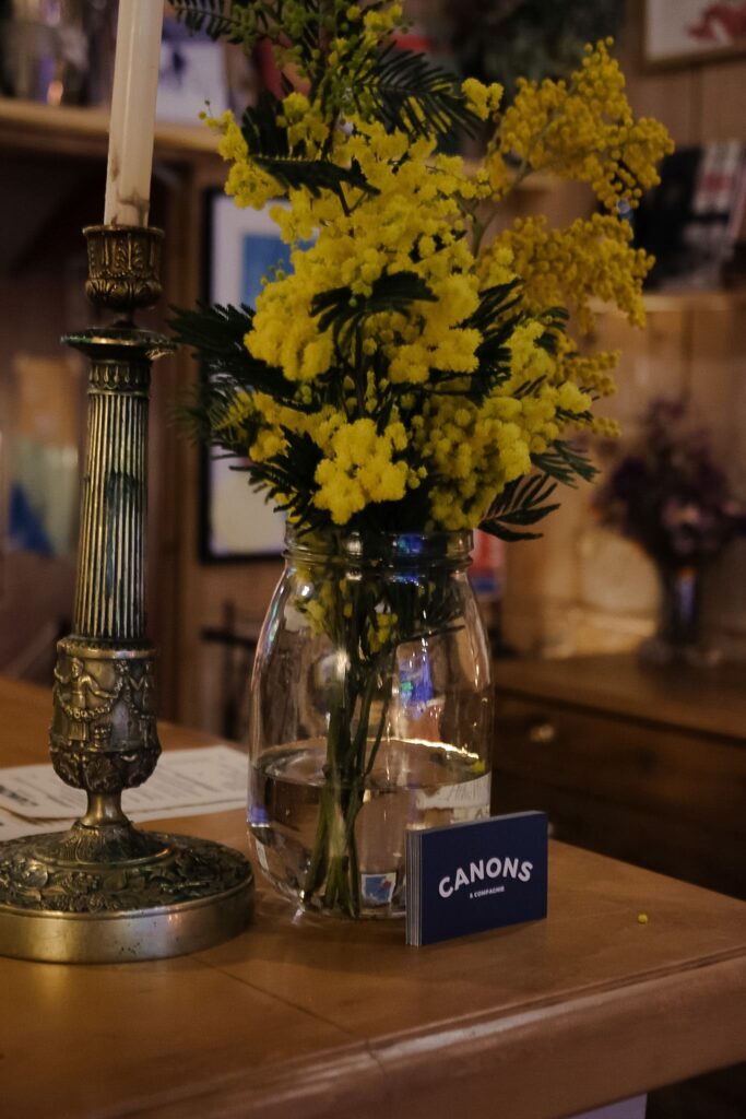 Bar et décoration du Bar à vin Canons et Compagnie à Besançon