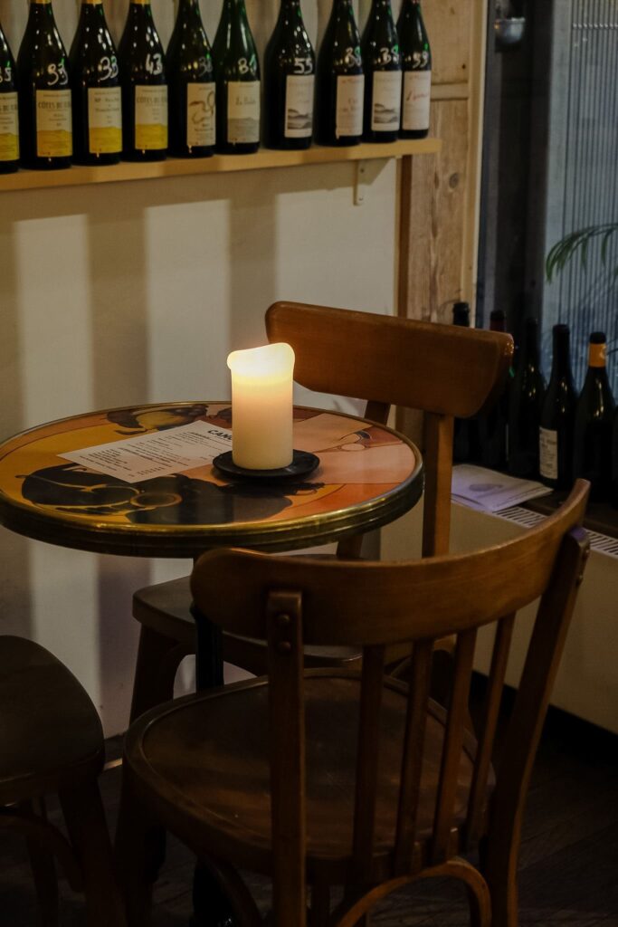 Table à l'intérieur de la salle du Bar à vin Canons et Compagnie à Besançon