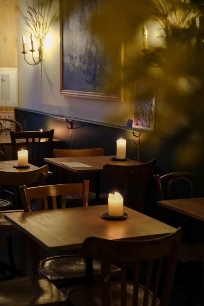 Tables à l'intérieur de la salle du Bar à vin Canons et Compagnie à Besançon