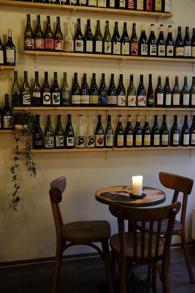 Intérieur de la salle du Bar à vin Canons et Compagnie à Besançon