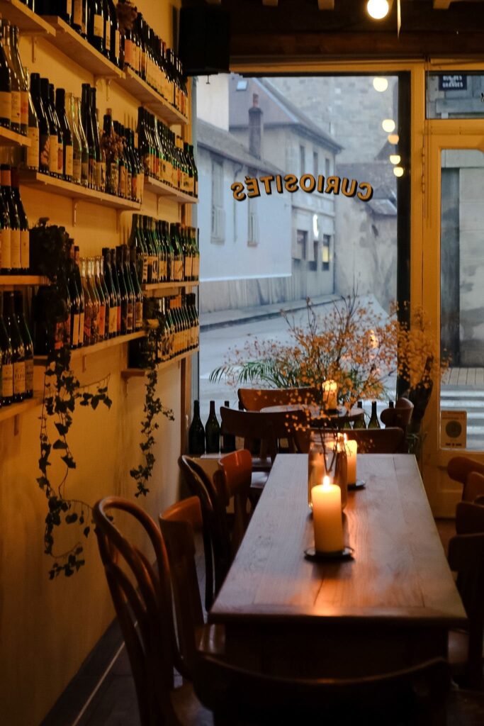 Table à l'intérieur de la salle du Bar à vin Canons et Compagnie à Besançon