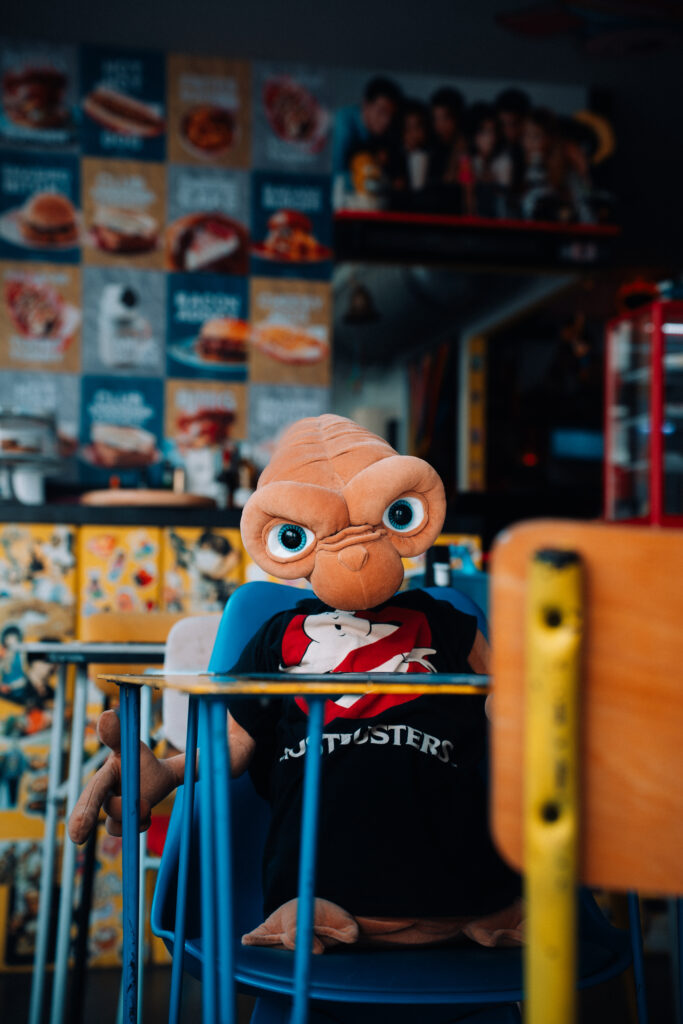 E.T, un élément majeur du décor et de l'ambiance années 90, dans le restaurant de smashed burger, Back To, situé à Bordeaux