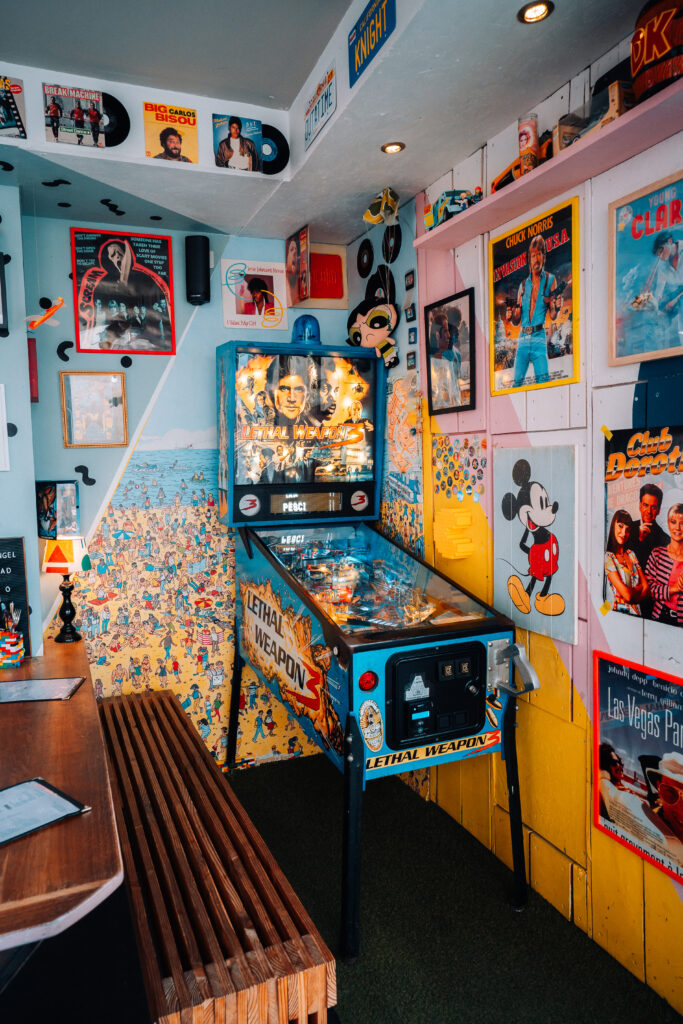 Le flipper, un élément majeur du décor et de l'ambiance années 90, dans le restaurant de smashed burger, Back To, situé à Bordeaux