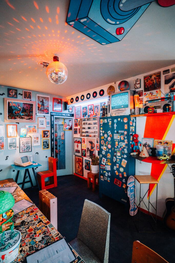 L'ambiance années 90, dans le restaurant de smashed burger, Back To, situé à Bordeaux, avec une télé cathodique et ses VHS, un minitel et bien plus