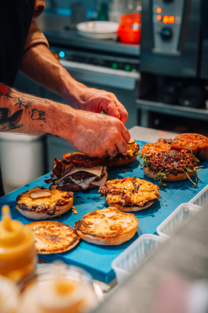 Les excellents smashed burgers, cuits à la plancha, dans une ambiance années 90, dans le restaurant Back To, situé à Bordeaux