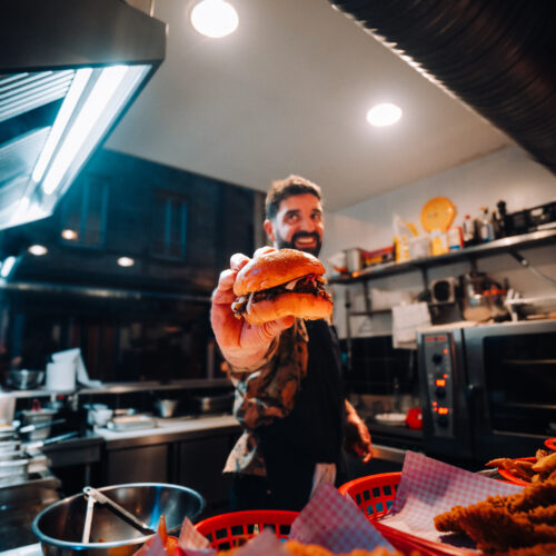 Un excellent smashed burger, cuit à la plancha, prêt à être servi, dans une ambiance années 90, dans le restaurant Back To, situé à Bordeaux