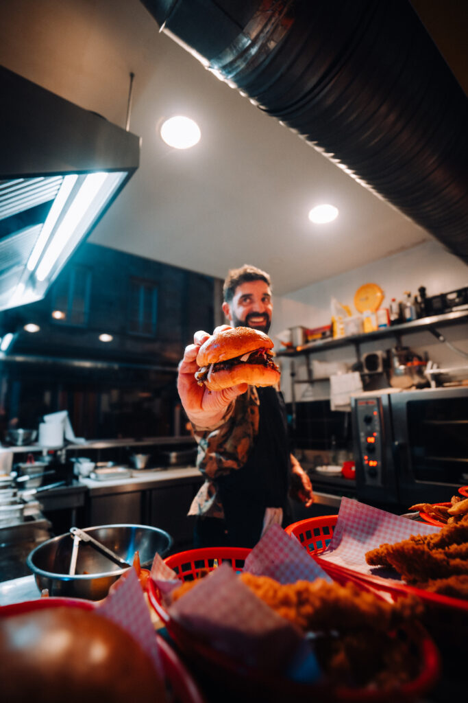 Un excellent smashed burger, cuit à la plancha, prêt à être servi, dans une ambiance années 90, dans le restaurant Back To, situé à Bordeaux