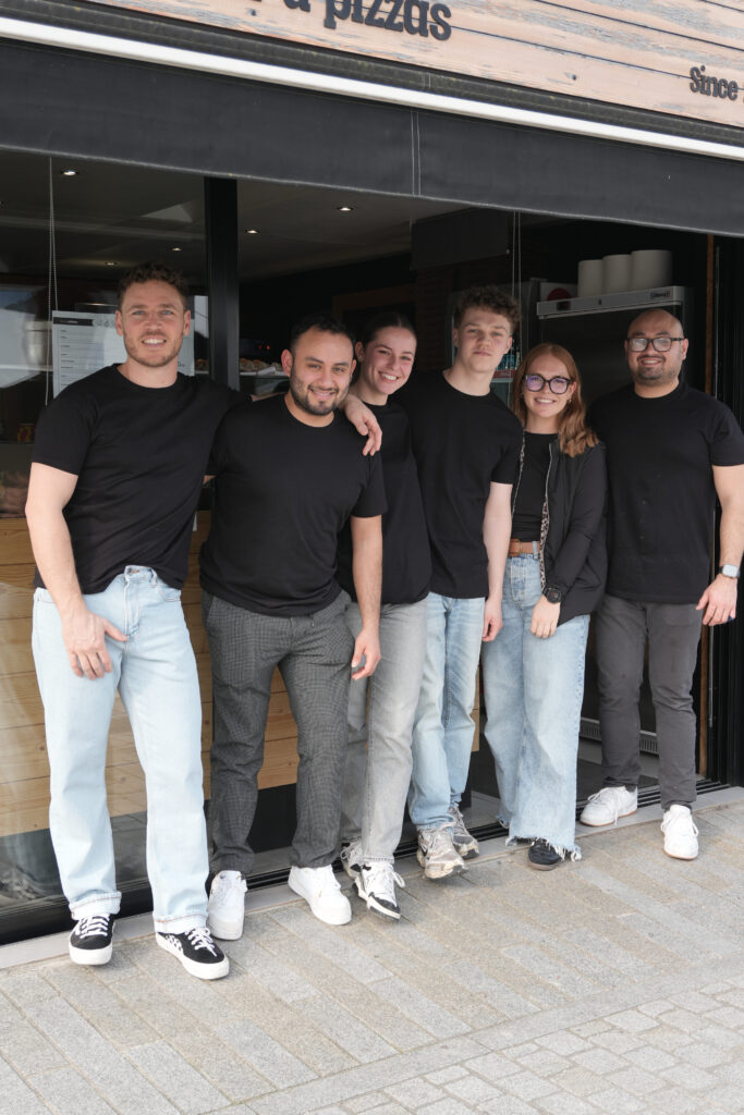 Une équipe du restaurant Artipizz à Epouville