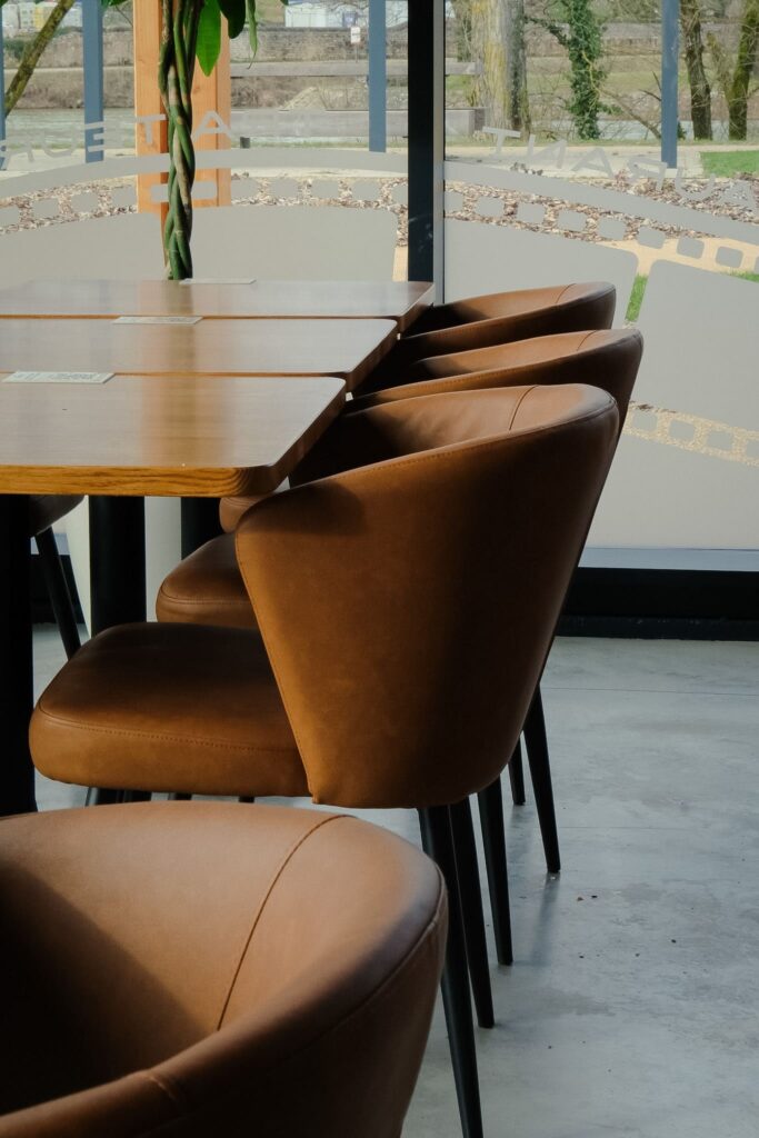 Table à l'intérieur de la salle du restaurant Les Epicuriens à Dole