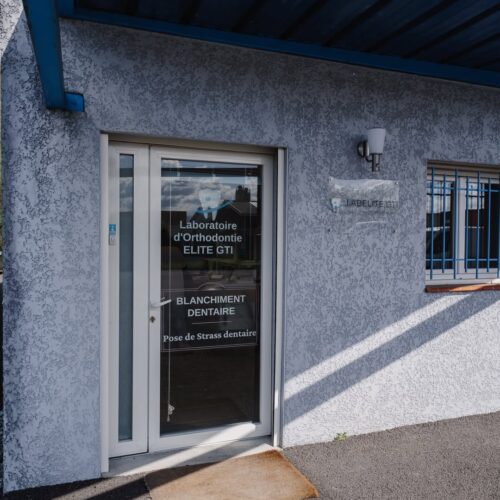 Entrée chez un spécialiste dentaire à Assat, près de Pau
